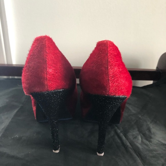 Red Pumps - Picture 4 of 7